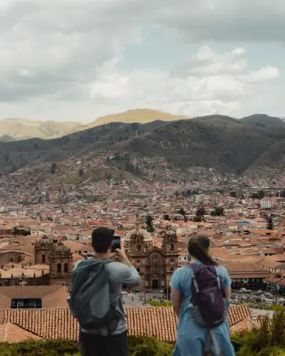 Pareja viajando en Cusco
